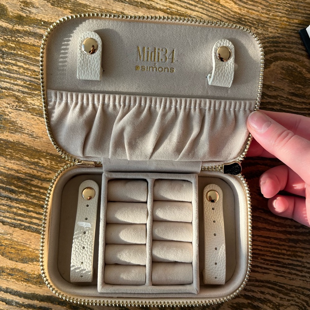 Simons Cream Jewelry Organizer